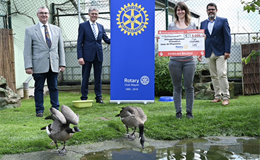  Freuen sich gemeinsam mit zwei gefiederten Patienten über das Engagement des Rotary Clubs Mayen.